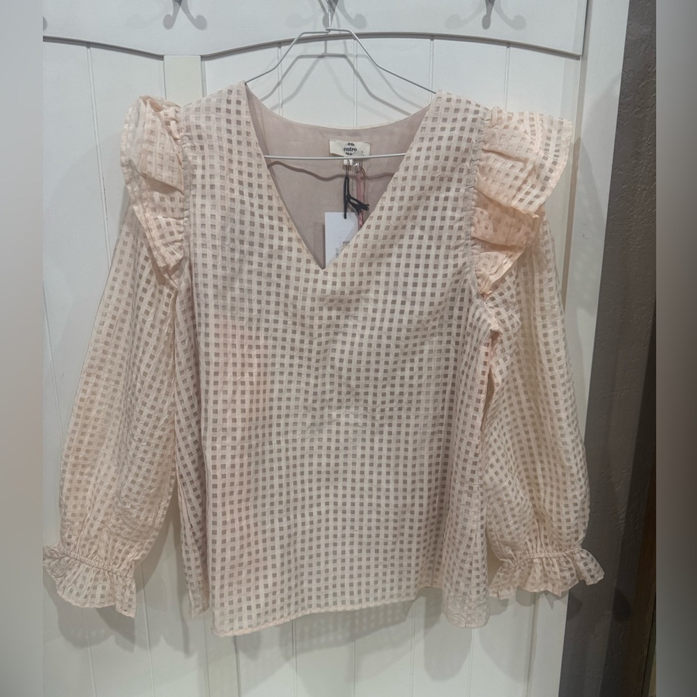 Ruffle Shoulder V Neck Top new with tags 
Pet free smoke free home Large